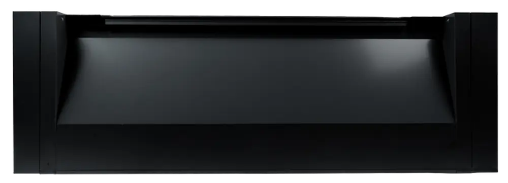 Wolf Produkt, oben montierbare ID-Verblendung aus Aluminium für eine Kollektorinstallation, mit gerader, schmaler Form und mattschwarzer Oberfläche.